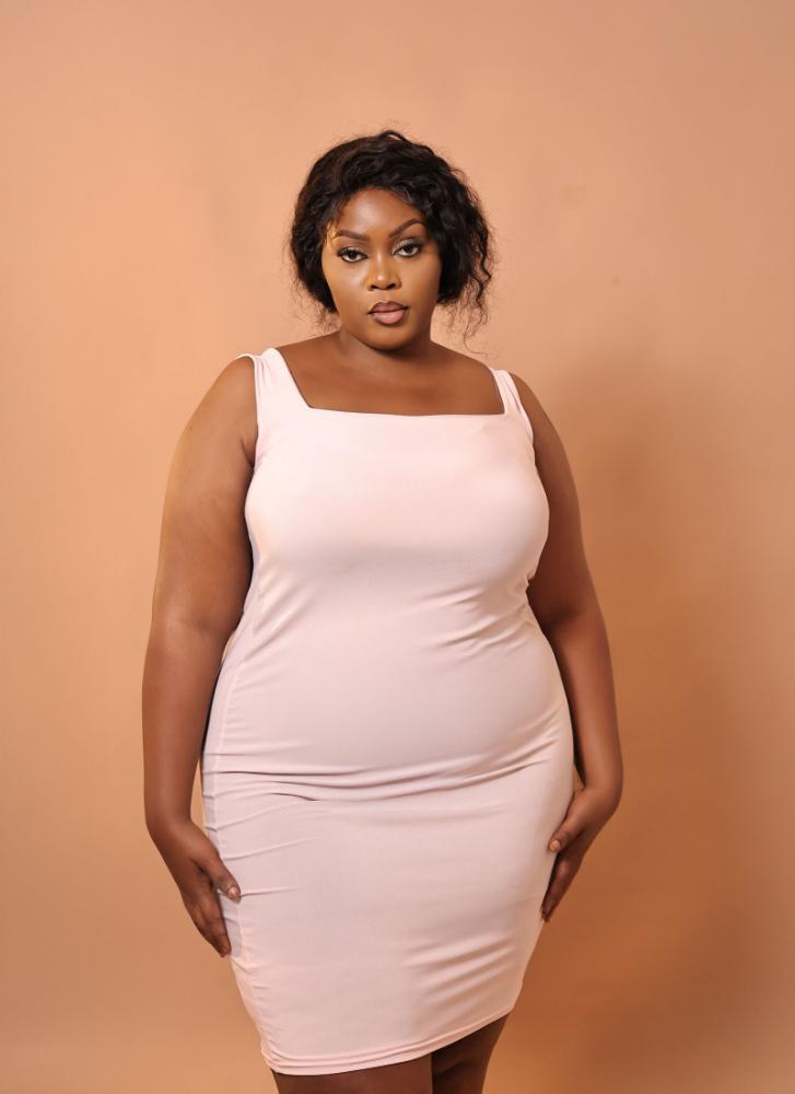 Basic Dress Low Neck in Unknown